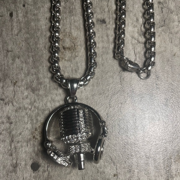 New Beats by Dre pendant on 28-Inch Chain - Picture 2 of 6